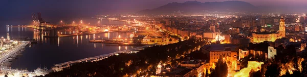 Pohled přes malaga v noci Andalusie Španělsko — Stock fotografie