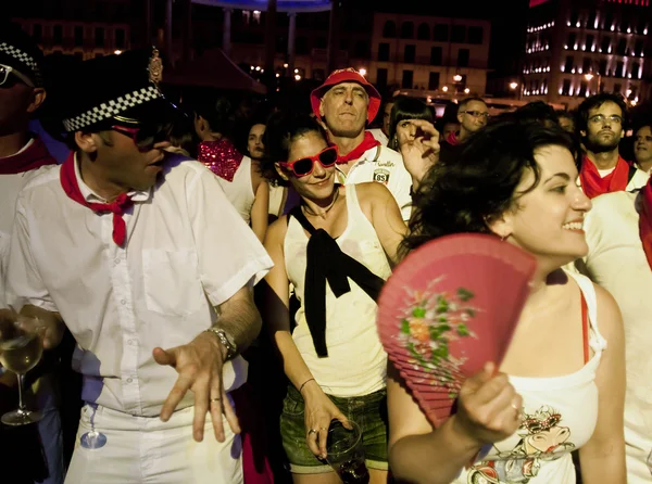 PAMPLONA, ESPAÑA - 9 DE JULIO: Gente bailando en la plaza Castillo en S — Foto de Stock