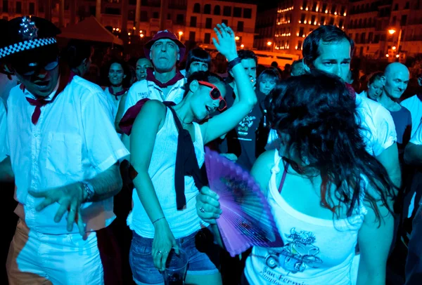 PAMPLONA, SPAIN - JULY 9: People dancing in square Castillo at S — Stock Photo, Image