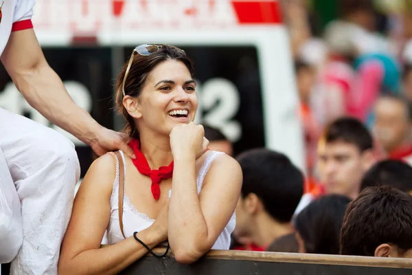 PAMPLONA, SPAIN-JULY 9: A young woman with a smile awaits start — Stock Photo, Image