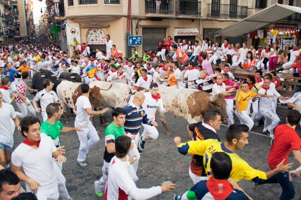 Pamplona, Spanien-juli 10: folk springa från tjurar på gatan under — Stockfoto