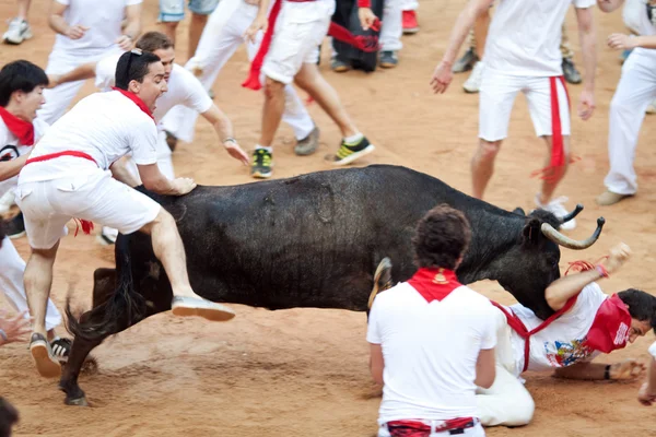 Παμπλόνα, Ισπανία - 10 Ιουλίου: άνθρωποι διασκεδάζοντας με νεαρούς ταύρους στο — Φωτογραφία Αρχείου