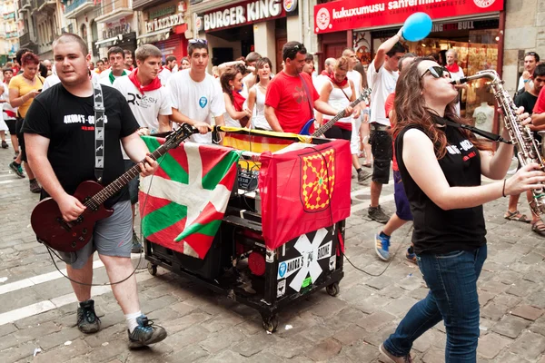 Pamplona, Hiszpania - 10 lipca: Orkiestra na ulicy w festiwalu san f — Zdjęcie stockowe