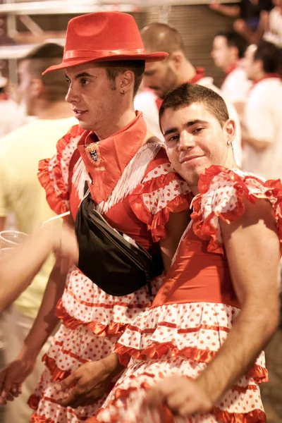 PAMPLONA, SPAIN - JULY 13: Young men in women's costumes await s — Stock Photo, Image