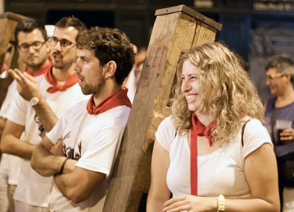 PAMPLONA, SPAIN - JULY 13: People await start of race of bulls a — Stock Photo, Image