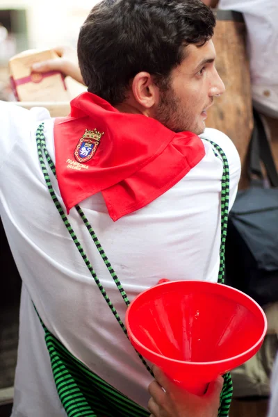 PAMPLONA, SPAIN-JULY 13: A young man with a funnel on street Est — Stock Photo, Image