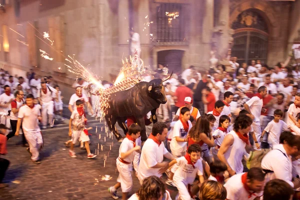 PAMPLONA, ESPANHA-JULHO 13: O show para crianças em San Fermin fes — Fotografia de Stock