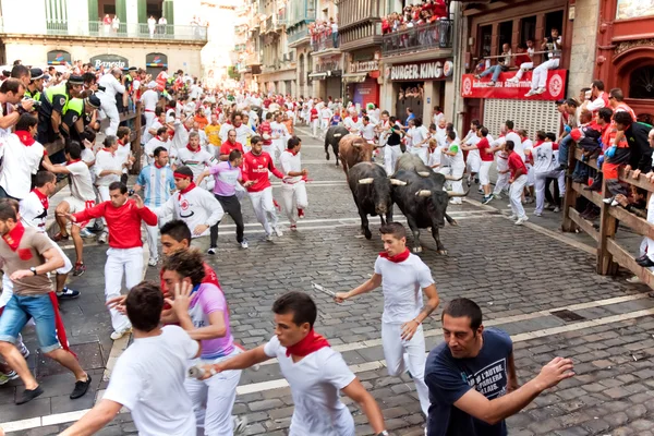 PAMPLONA, ESPAÑA 14 DE JULIO: Hombres no identificados huyen de toros en str —  Fotos de Stock