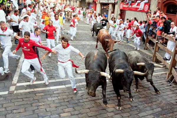 PAMPLONA, SPAIN -JULY 14: Unidentified men run from bulls in str — Stock Photo, Image