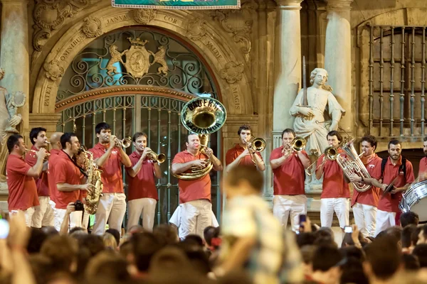 Pamplona, Spanje-juli 14: brass band bij het sluiten van san fermin fes — Stockfoto