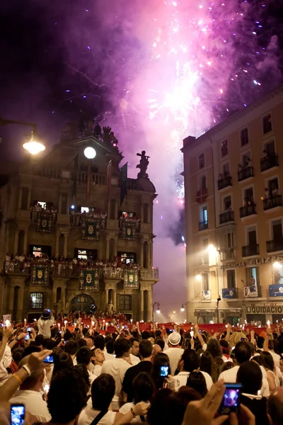 Pamplona, Hiszpania-15 lipca: ludzie patrzeć na fajerwerki w zamknięcie — Zdjęcie stockowe