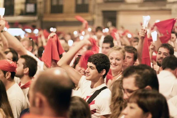 PAMPLONA, ESPAGNE-15 JUILLET : Les gens avec des mouchoirs rouges au closin — Photo