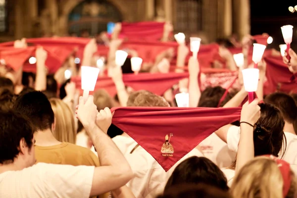 PAMPLONA, ESPAÑA-JULIO 15: Las personas con pañuelos rojos en primer plano — Foto de Stock