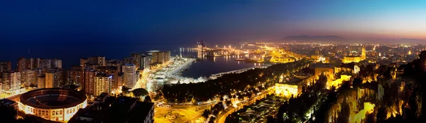 Uitzicht over malaga bij nacht Andalusie Spanje — Stockfoto