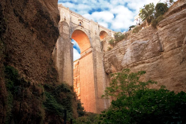 Kasaba ronda andalusia, İspanya içinde eski bir köprü — Stok fotoğraf