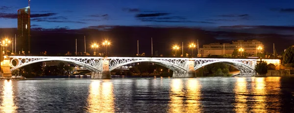 Γέφυρα του triana, Σεβίλλη, τη νύχτα, Ισπανία — Φωτογραφία Αρχείου