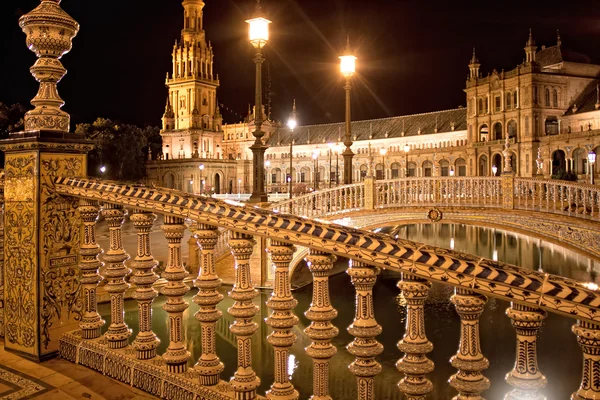 Ceramic fence. Spanish Square (Plaza de Espana) in Sevilla at ni — Stock Photo, Image