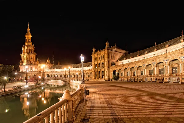 Spaanse plein (plaza de espana) in sevilla's nachts, Spanje — Stockfoto