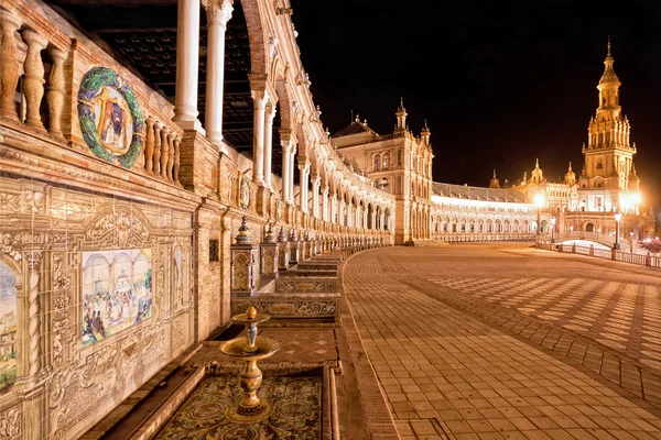 Plac Hiszpański (plaza de espana) w Sewilli w nocy, Hiszpania — Zdjęcie stockowe