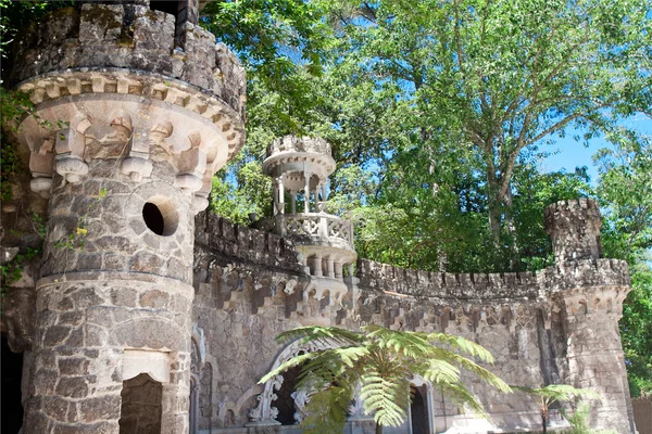 Muur met torens en een fontein in regaleira estate (quinta da r — Stockfoto