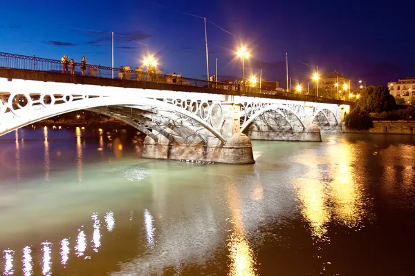 Γέφυρα του triana, Σεβίλλη, τη νύχτα, Ισπανία — Φωτογραφία Αρχείου