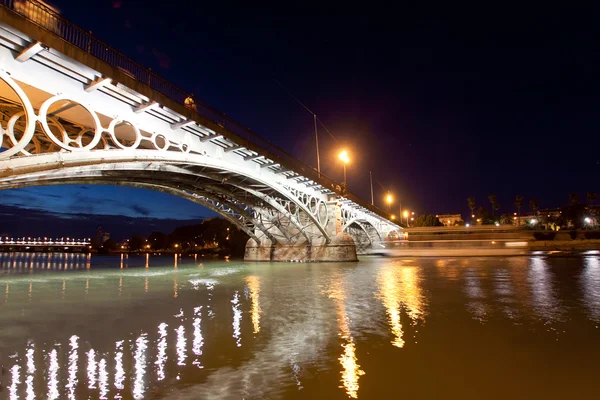 Γέφυρα του triana, Σεβίλλη, τη νύχτα, Ισπανία — Φωτογραφία Αρχείου