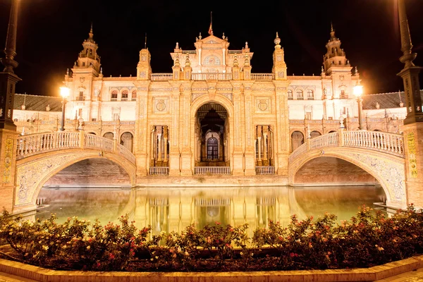 Plac Hiszpański (plaza de espana) w Sewilli w nocy, Hiszpania — Zdjęcie stockowe