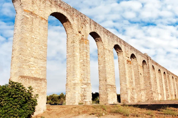 Antika akvedukten i Évora, portugal — Stockfoto