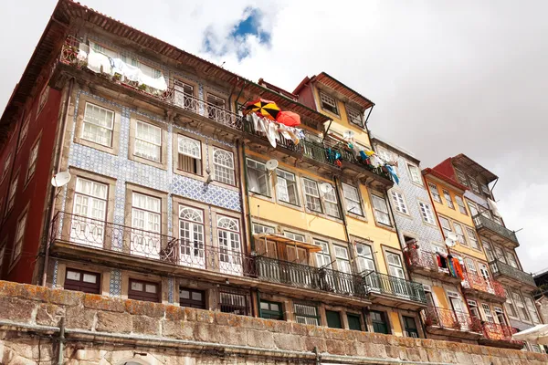 Facciate di case tipiche nel centro storico, Oporto, Portogallo — Foto Stock