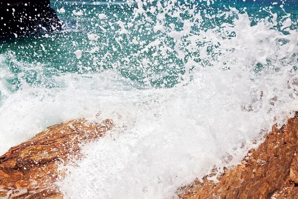 波と水しぶきリバデオ、ガリシア、sp の大聖堂のビーチで — ストック写真