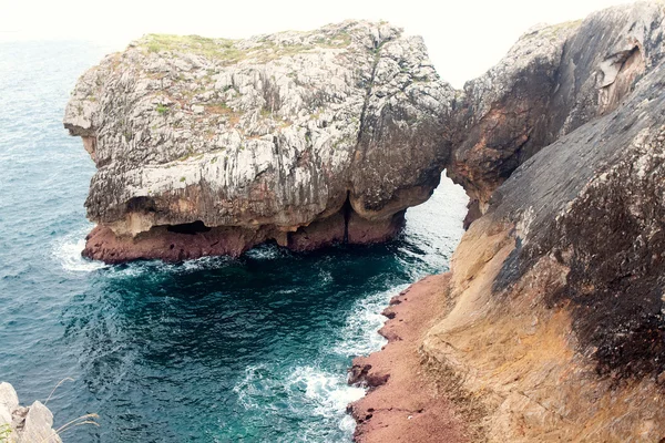 Plaj gulpiyuri, asturias, İspanya yakınındaki kıyı kayalıklardan — Stok fotoğraf