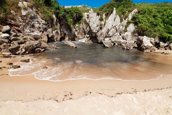 Plaża gulpiyuri, asturias, Hiszpania — Zdjęcie stockowe