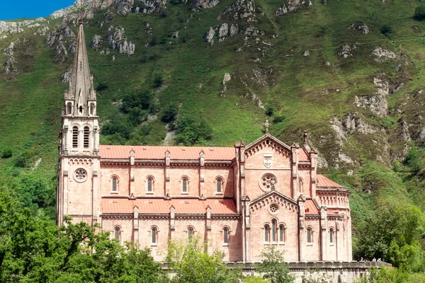 大教堂的圣塔玛丽亚、 covadonga、 阿斯图利亚斯、 西班牙 — 图库照片