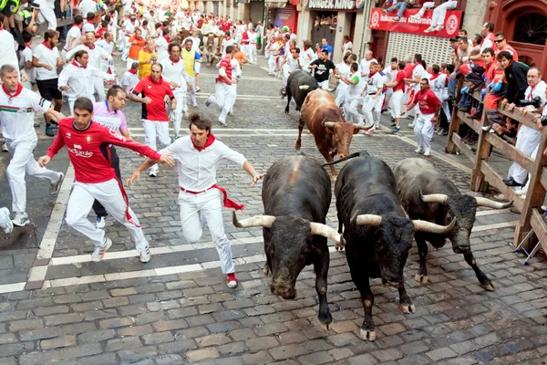 PAMPLONA, ESPAÑA 14 DE JULIO: Hombres no identificados huyen de toros en str Fotos de stock