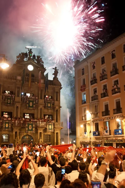 Pamplona, Spanje-juli 15: mensen kijken vuurwerk bij het sluiten van Stockafbeelding