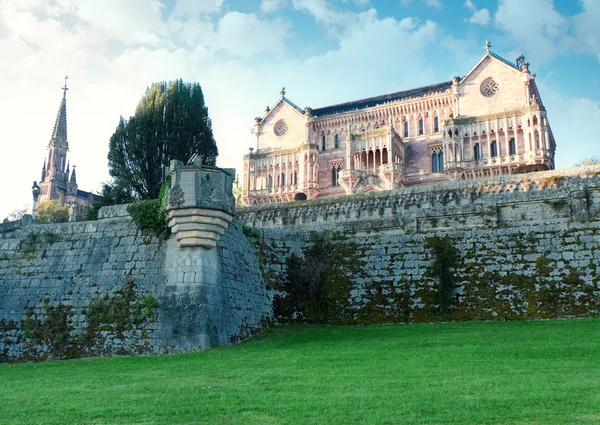 Palais Sobrellano, Comillas, Cantabrie, Aiguillons — Photo