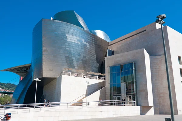 BILBAO, SPANIA - AUGUST 9: Vedere exterioară a Muzeului Guggenheim — Fotografie, imagine de stoc