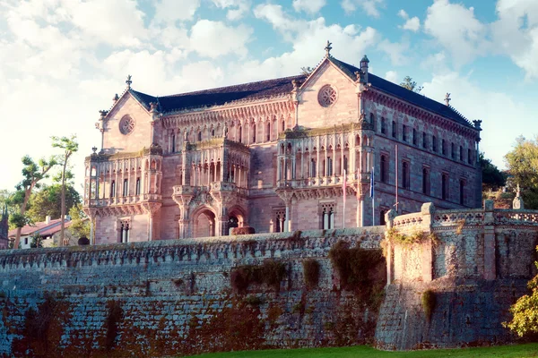 Palacio Sobrellano, Comillas, Cantabria, Espina dorsal — Foto de Stock