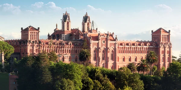 科米利亚斯、 西班牙的教会大学 — 图库照片