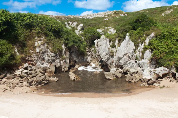 Spiaggia Gulpiyuri, Asturie, Spagna — Foto Stock