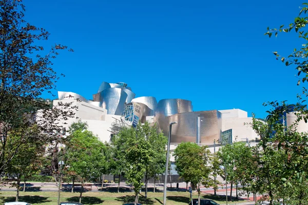 BILBAO, ESPANHA - AGOSTO 9: Vista exterior do Museu Guggenheim — Fotografia de Stock