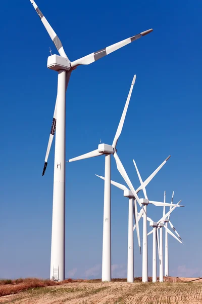 Moinhos de vento para produção de energia elétrica — Fotografia de Stock