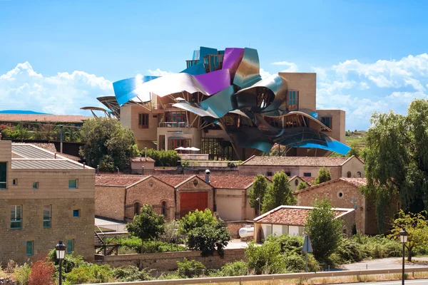 Elciego, Spanien - 15 augusti: moderna vingården av marques de risc — Stockfoto