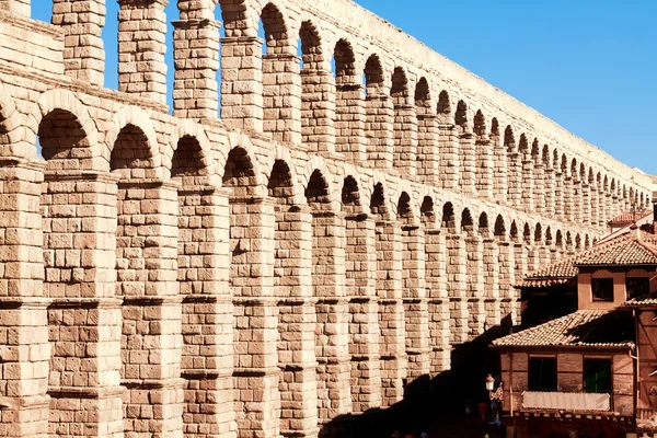 Römisches Aquädukt in der Stadt Segovia, Spanien — Stockfoto