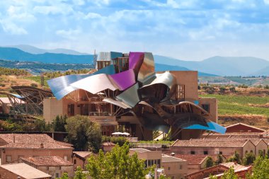 Elciego, İspanya - 15 Ağustos: marques de RISC modern şaraphane