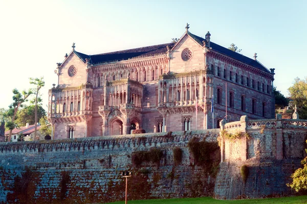 Palác sobrellano, comillas, cantabria, páteř — Stock fotografie