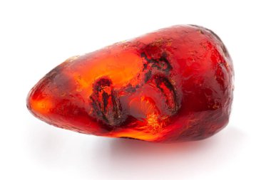 Doğal kehribar. Beyaz zemin üzerinde sarı mat doğal kehribar parçası..