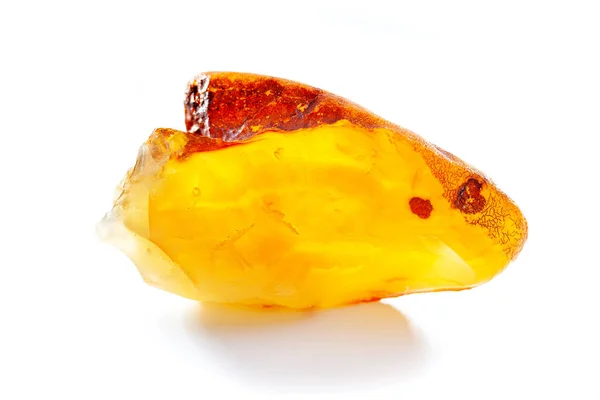 Âmbar natural. Um pedaço de amarelo opaco âmbar natural sobre fundo branco. — Fotografia de Stock