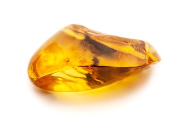 Doğal kehribar. Beyaz zemin üzerinde sarı mat doğal kehribar parçası..