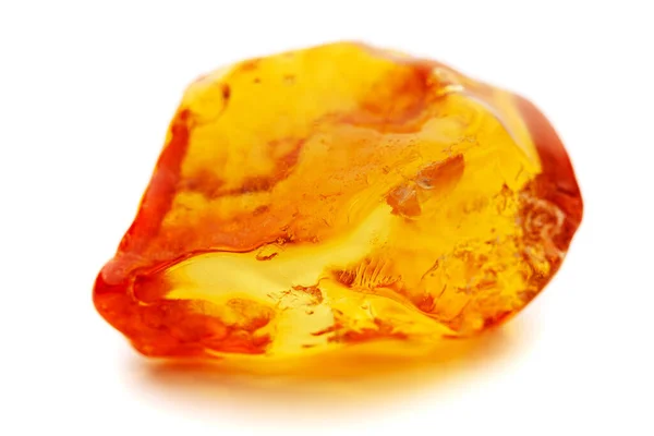 Ambra naturale. Un pezzo di giallo ambra naturale opaca su sfondo bianco. — Foto Stock